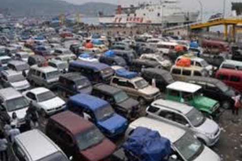 ARUS BALIK: Kendaraan Pribadi Padati Pelabuhan Bakauheni